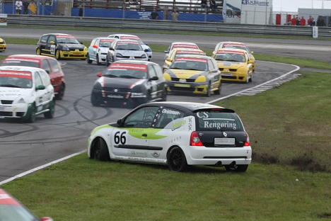 ... alt imens største delen af feltet smutter forbi!
(Foto: Motorsporten.dk)